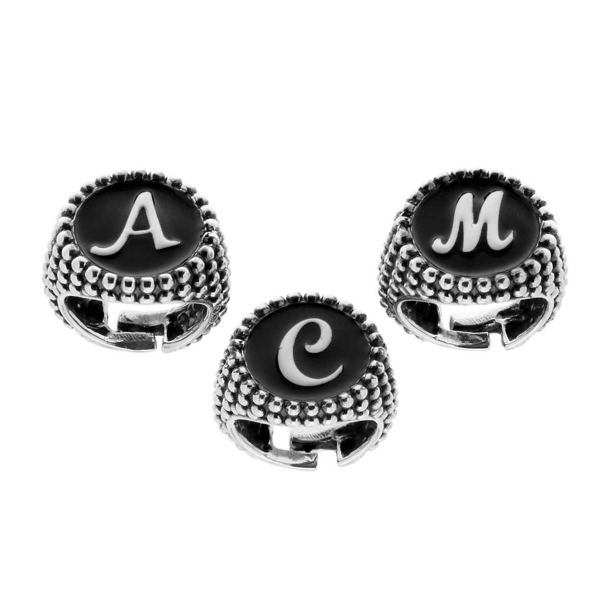 Anello Chevalier Rotondo Pallinato con Lettera Iniziale Smaltata colore Bianco in Argento 925 Brunito