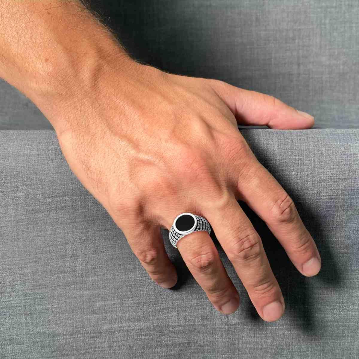 Anello Chevalier Uomo Scudo Tondo con Pietra Onice Nero in ARGENTO 925 Galvanica Rodio