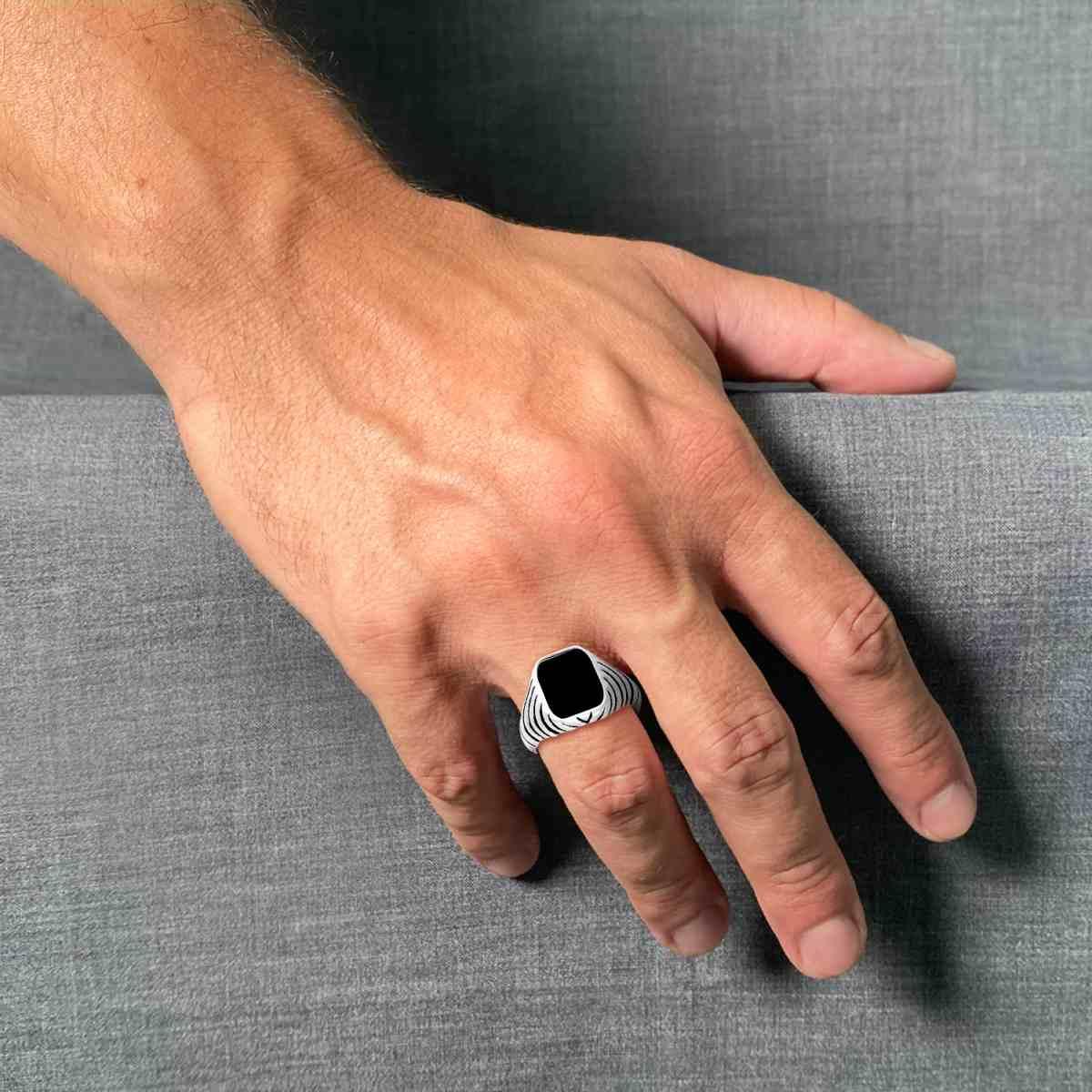 Anello Chevalier Uomo Scudo Rettangolare con Pietra Onice Nero in ARGENTO 925 Galvanica Rodio