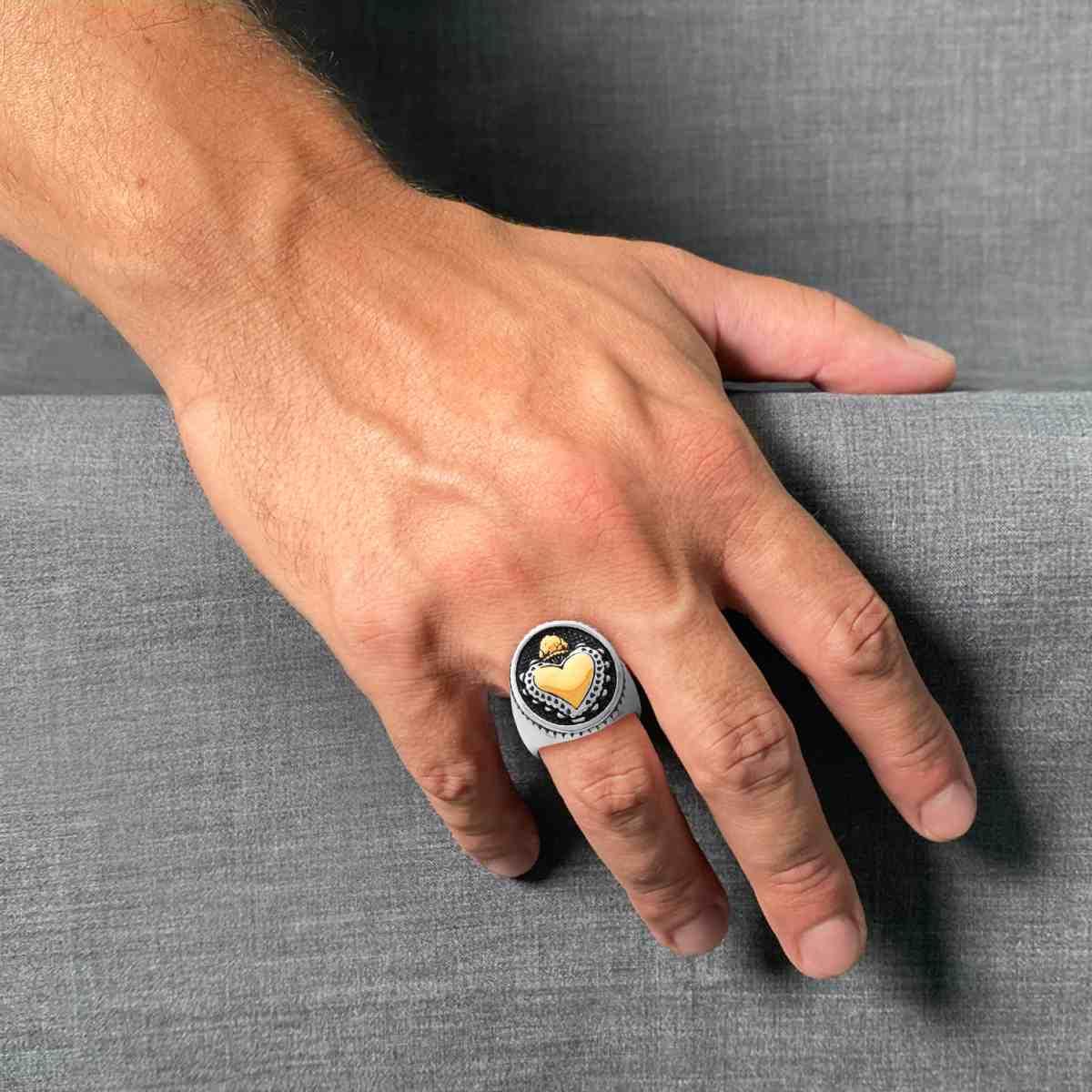 Anello Uomo Chevalier Ovale con Cuore Votivo colore Oro in ACCIAIO Brunito