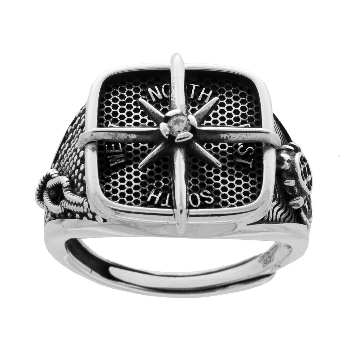 Anello Uomo Chevalier Quadrato con Rosa dei Venti e Zircone Bianco in ARGENTO 925 Galvanica Rodio Brunito