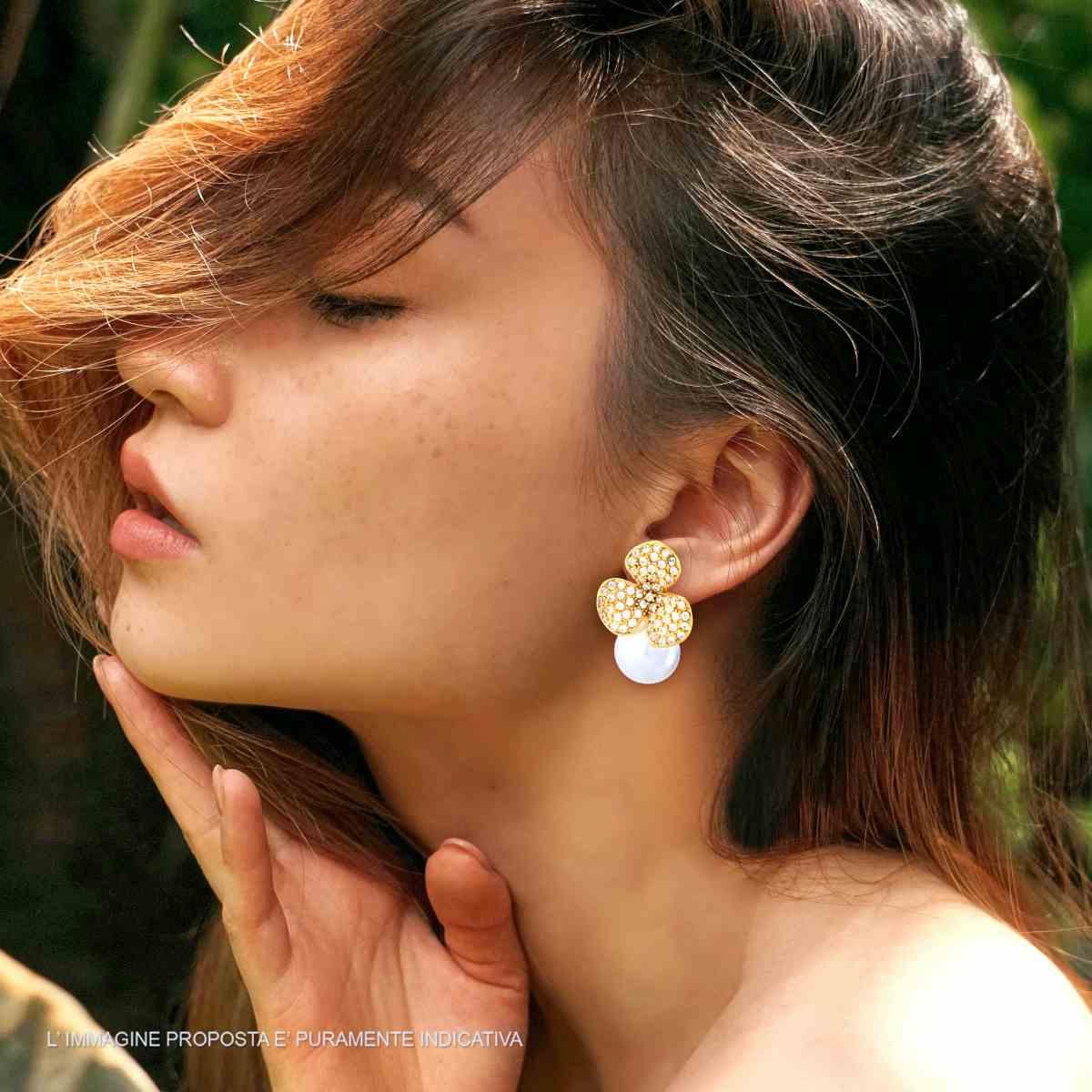 Orecchini Fiore Trifoglio con Perla e Crystal Bianchi in ACCIAIO colore Oro