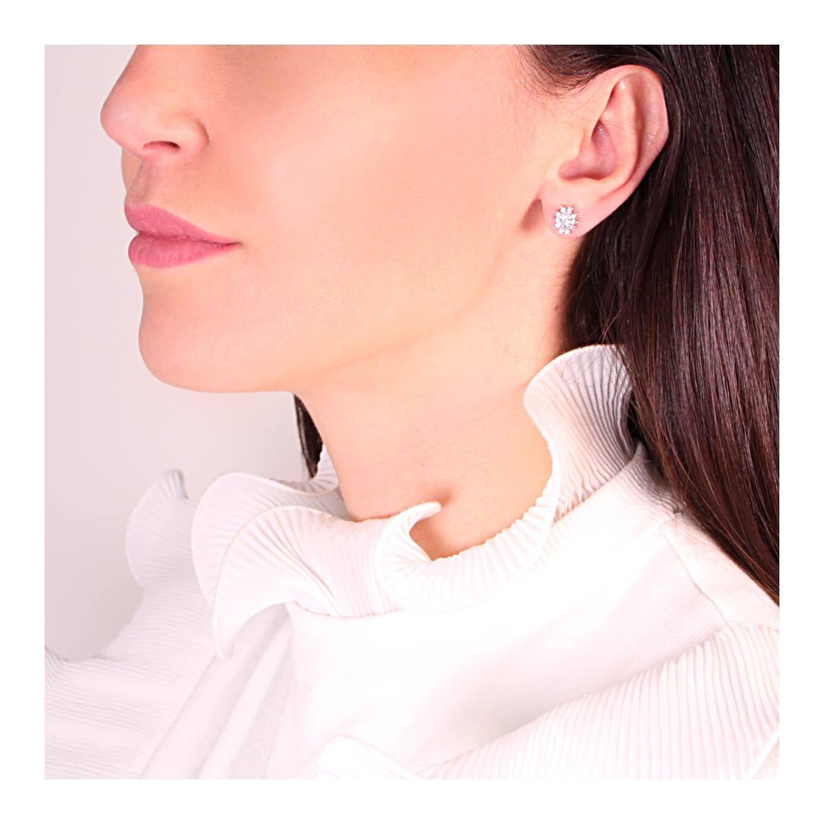 Orecchini con Zircone Ovale Bianco contornato con Zirconi Bianchi in ARGENTO 925 Galvanica Rodio